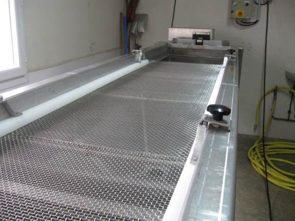 Equipment for sieve in water